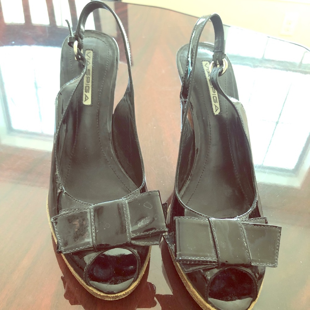 Via Spiga Size 8 Black Patent Peep Toe Sandals